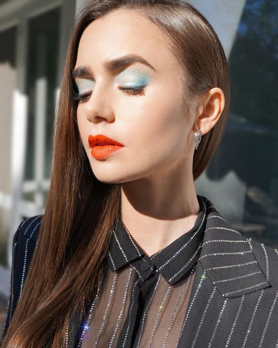 Colorful eyeshadow looks: Lily Colline's blue eyeshadow look