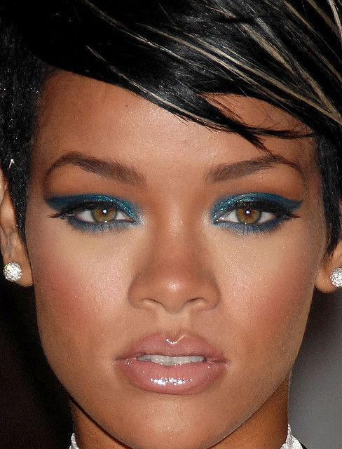 Rihanna’s Gorgeous Turquoise Eyes: Colorful Eyeshadow Looks