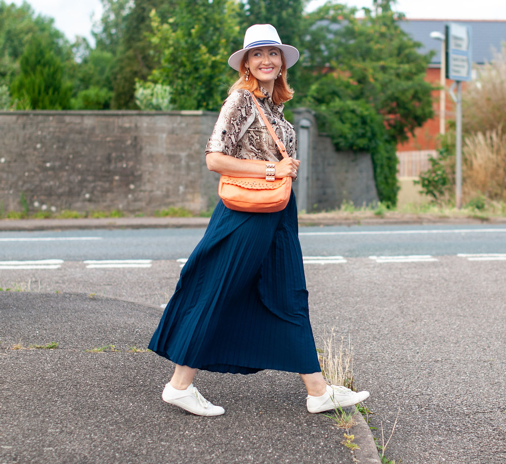 pleated skirt outfits with sneakers