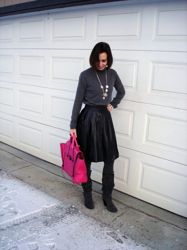 How to wear pleated skirts in winter to office